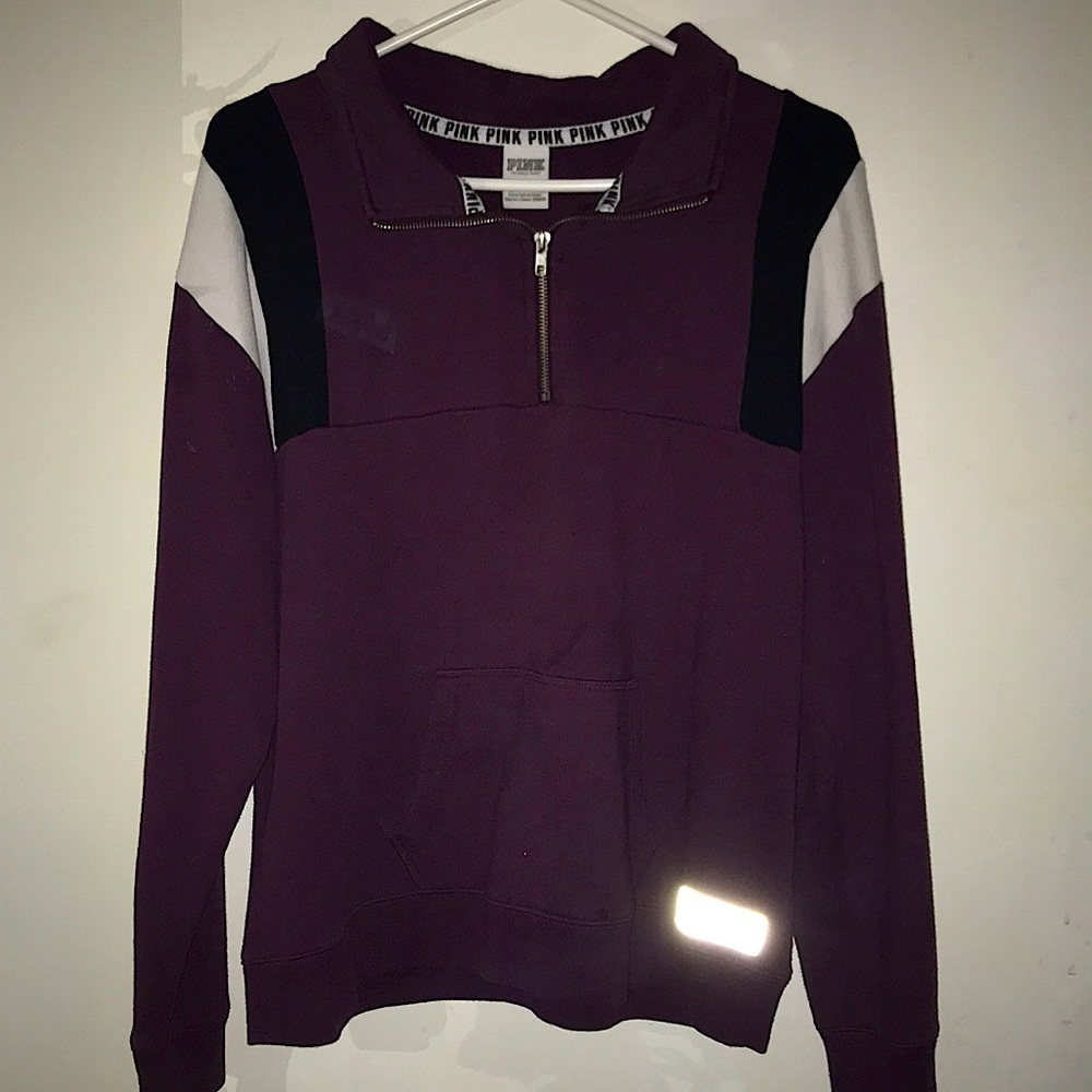 Hoodless sweatshirt, half zip up.
